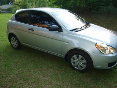 2011 hyundai accent. one owner. low miles.35 mpg. not civic, accord, focus.....