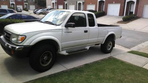 White toyota tacoma 2000