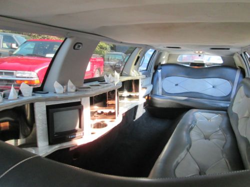 1997 Lincoln Town Car  Limousine 4-Door BENTLEY CLONE WHITE, image 10