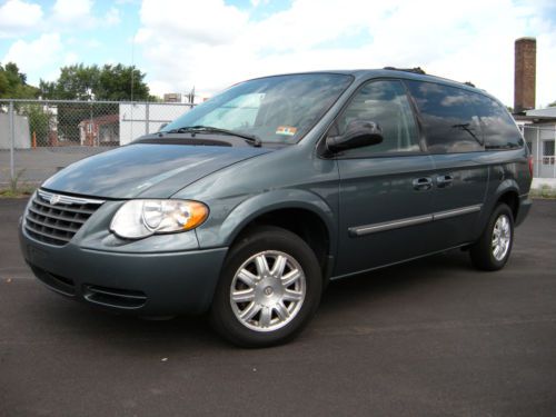 2005 chrysler town and country touring super clean with 64k miles