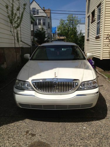 2003 lincoln town car executive sedan 4-door 4.6l