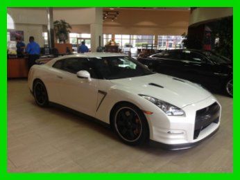 2013 nissan gtr only 8k mile*premium*navigation*heated seats*like new*we finance