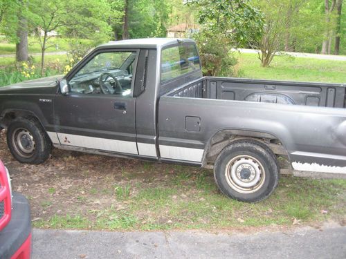 1989 mitsubishi mighty max base standard cab pickup 2-door 2.0l