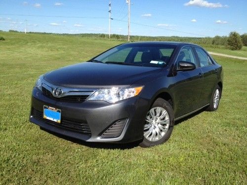 2012 TOYOTA CAMRY LE SEDAN 4-Door 2.5L private seller like new NO RESERVE, image 3