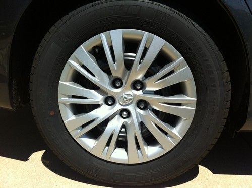 2012 TOYOTA CAMRY LE SEDAN 4-Door 2.5L private seller like new NO RESERVE, image 12
