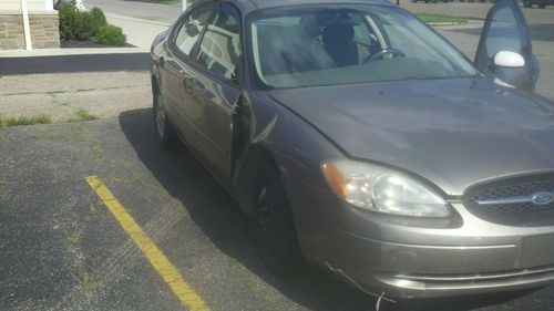 2003 ford taurus 175,107 miles no battery have key starts w jump been wrecked