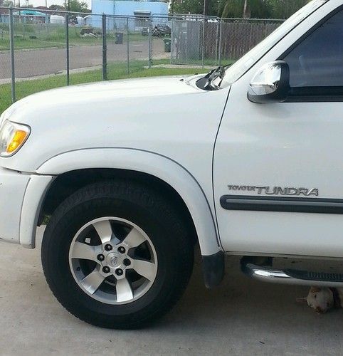 White toyota tundra 4door step side