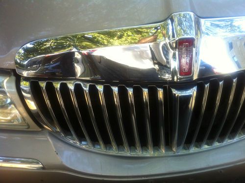 2001 Lincoln Town Car Executive Series, image 2