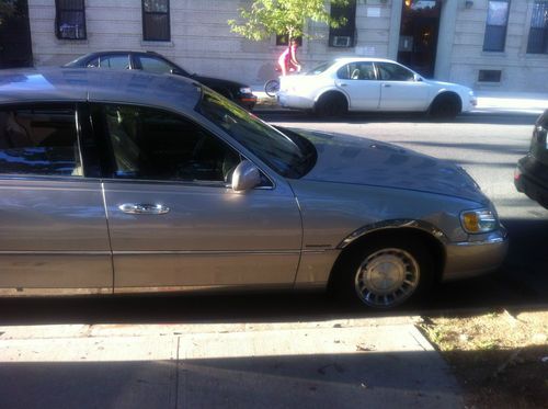 2001 Lincoln Town Car Executive Series, image 3