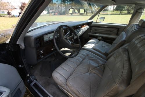 Lincoln Town Car Low milage, body clean, Presidential Model, Black, image 11