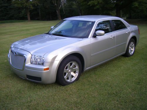 2006 chrysler 300 20k miles garaged kept smoke free bentley grill spotless