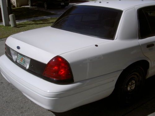 2003 Ford Crown Victoria Police Interceptor Sedan 4-Door 4.6L, image 2