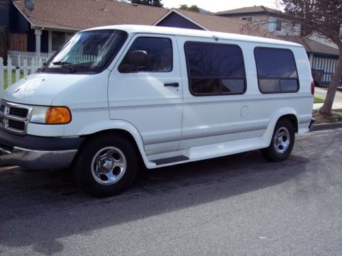 2003 dodge ram b1500 van bright white clean title,great condition,runs great