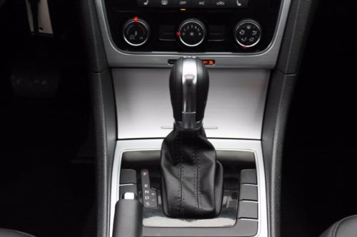 SE w/Sunroof CD 4-Wheel Disc Brakes 6-Speed A/T A/C ABS Aluminum Wheels, image 13