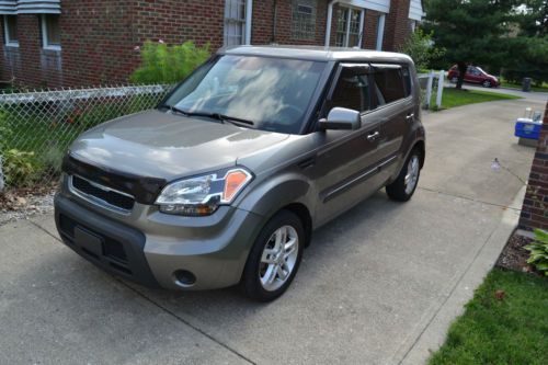 2011 kia soul plus hatchback 4-door 2.0l w/warranty! motivated sellers!