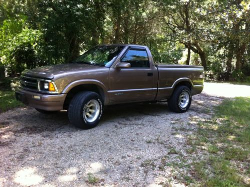 Sweet little s10 4.3 6 cyl with custom paint and bed cover-solid gold