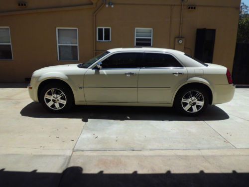 2006 chrysler 300c, awd, hemi, ext van white, custom chrome wheels bentley grill