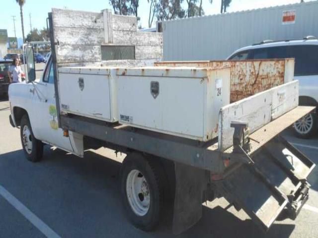 Gmc sierra 3500 flatbed / stake w/ rear lift