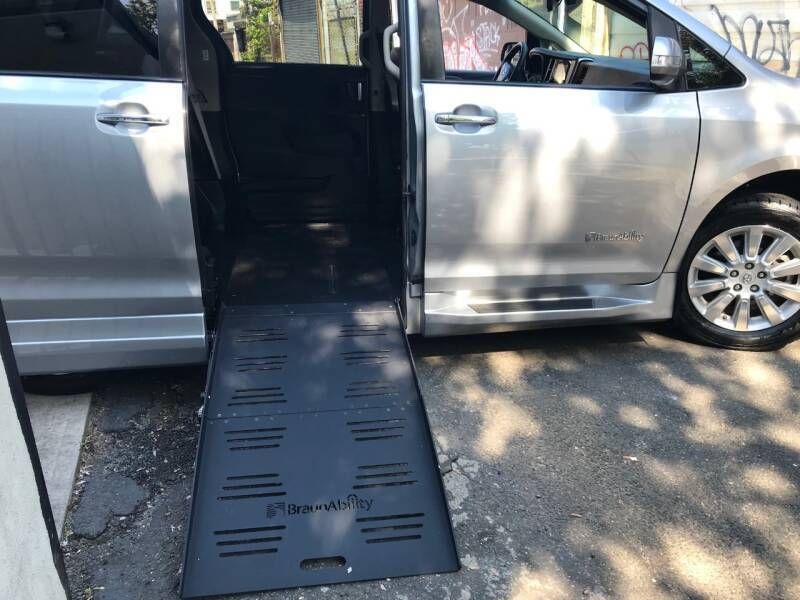 2016 Toyota Sienna Limited Braunability Wheelchair Mobility Van W/ 27K Miles $33,333, US $33,333.00, image 2