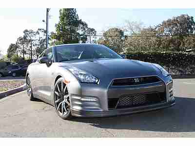 Like NEW 2012 GT-R with LOW miles, image 2