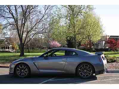 Like NEW 2012 GT-R with LOW miles, image 3