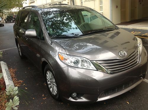 2012 toyota sienna limited loaded, dvd, leather, only 5k milles !! low reserve!!