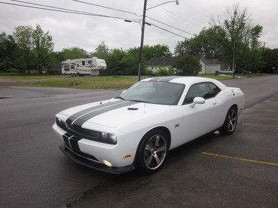 Dodge challenger srt 8 392 package 6 speed navigation like new low miles 2012