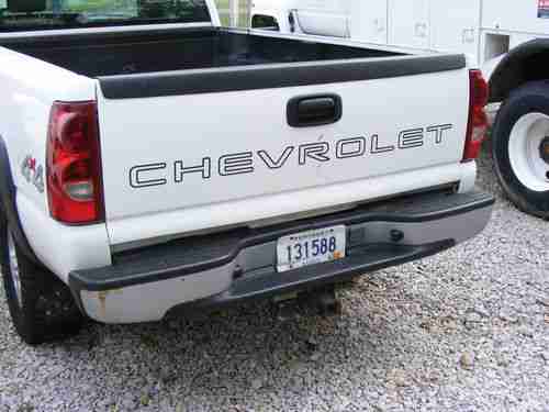 2003 Chevrolet Silverado 2500 HD 4WD Standard Cab Pickup 2-Door, image 3
