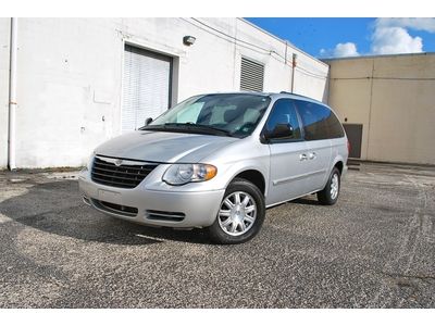 2005 chrysler town&amp;country! stow-n-go! dvd! no reserve! runs new! must see!