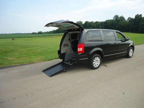 2009 chrysler town &amp; country wheelchair/handicap rampvan rear entry conversion