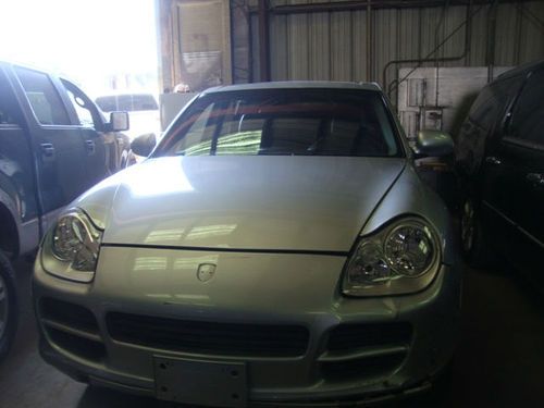 Porsche cayenne 2006 suv  automatic  silver out, black in.