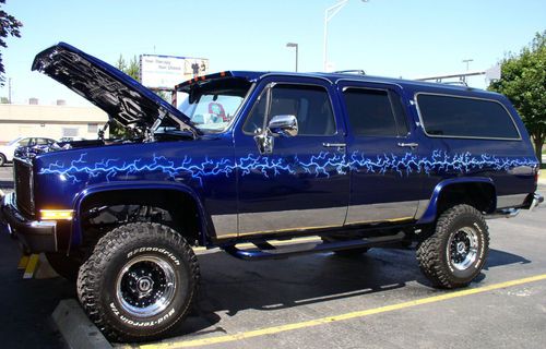 1986 AIR BRUSHED PEARL BLUE SUBURBAN REBORN AS A LIFTED CUSTOM HOT ROD TRUCK, image 2