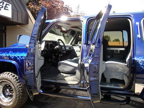 1986 AIR BRUSHED PEARL BLUE SUBURBAN REBORN AS A LIFTED CUSTOM HOT ROD TRUCK, image 15