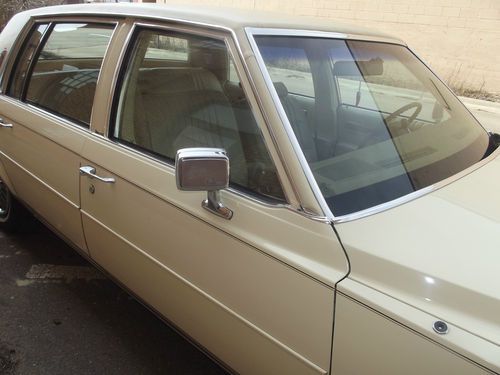 1984 Cadillac Sedan Deville 4-door Colonial Yellow 4.1L Deville Look at pictures, image 8