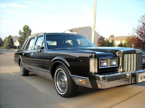 1986 lincoln town car signature. show floor ready. to good to miss!