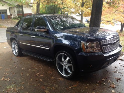 2007 chevy avalanche fully loaded with lots of extras!! low miles!!