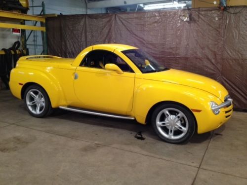 2004 chevrolet ssr base convertible 2-door 5.3l