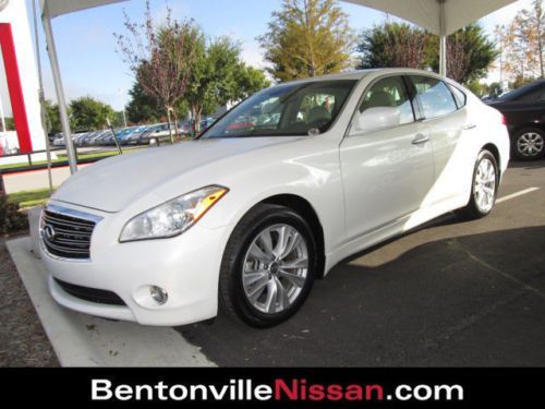 2011 infiniti m37  heated front seats and navigation