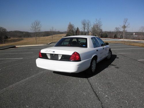 2006 ford crown victoria police interceptor sedan 4-door 4.6l white no reserve!