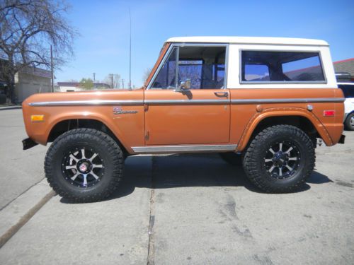 1972 ford bronco sport 4x4  original paint and interior