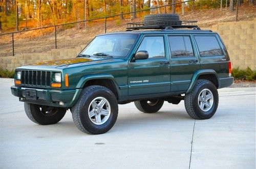 Cherokee classic / dealer serviced / lifted / safari rack / very clean /