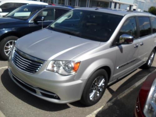 2011 chrysler town & country limited