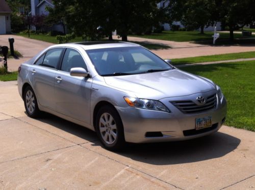 Well maintained toyota camry hybrid