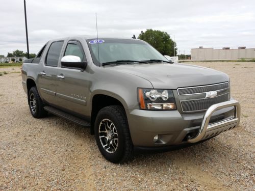 2007 chevy avalanche 4x4 navigation, leather and free shipping