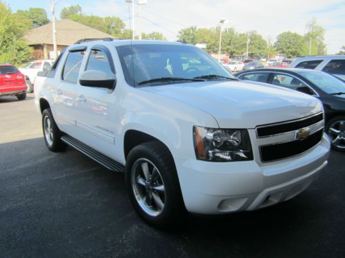 2011 chevrolet avalanche 4x2 white ext w/black cloth interior