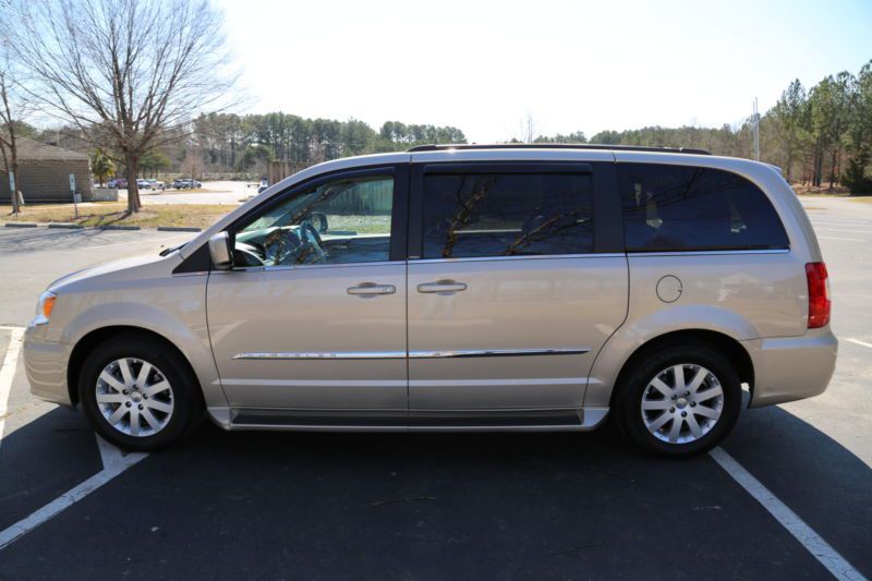 2014 Chrysler Town & Country, US $8,900.00, image 2