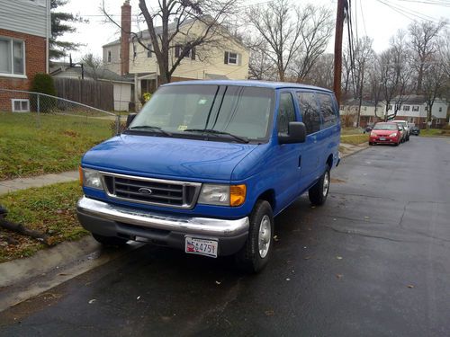 Bleu color , sport utility,interior clean, radio &amp; cd player