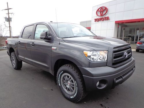 New 2013 tundra crewmax rock warrior 5.7l v8 4x4 rear camera trd magnetic gray