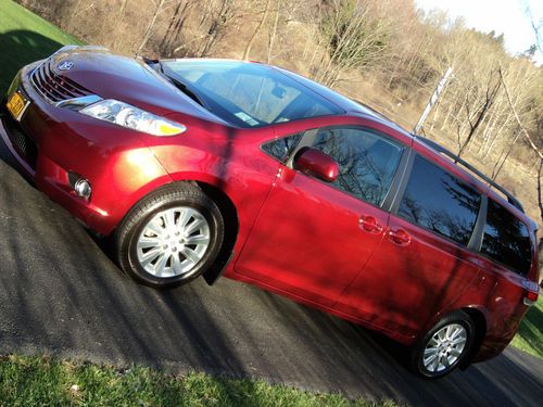 2011 toyota sienna le awd - only 13k miles