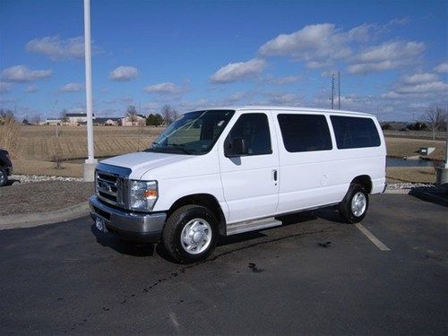 2008 xlt e-350 wheelchair lift  low miles!  24k miles!